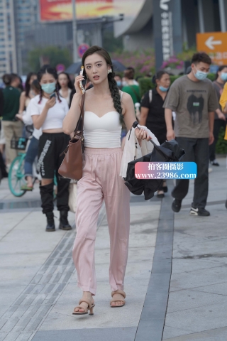 双马尾，粉色长裤