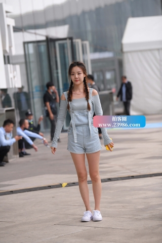 可爱双麻花辫女孩~