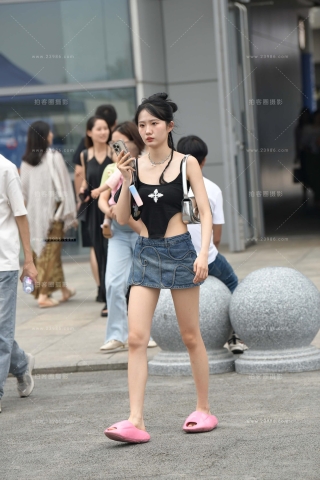 清凉的牛仔短裙小妹~