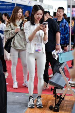 白色瑜伽裤美眉