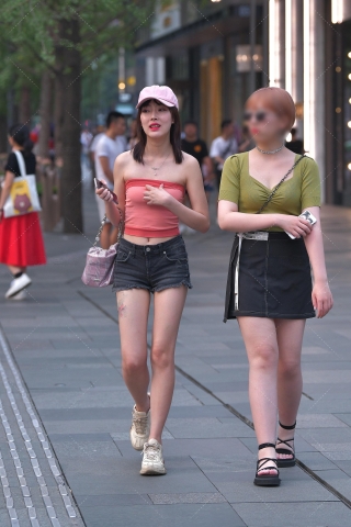 抹胸，热裤，美眉