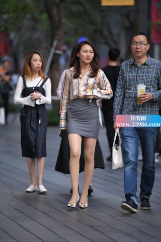 街拍裹臀裙OL肉丝风高跟美女