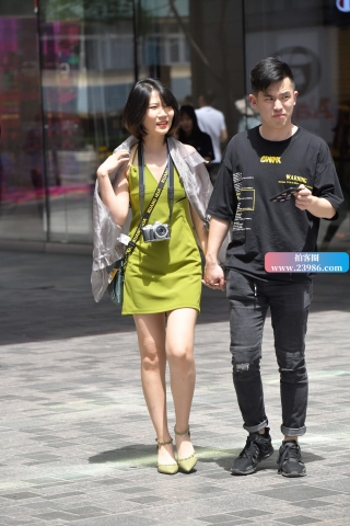 披着外套的女摄影师