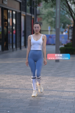 搭讪紧身健美裤美眉