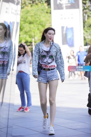 街拍热裤大美女