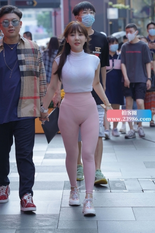 另一个版本的粉色紧身裤小妞
