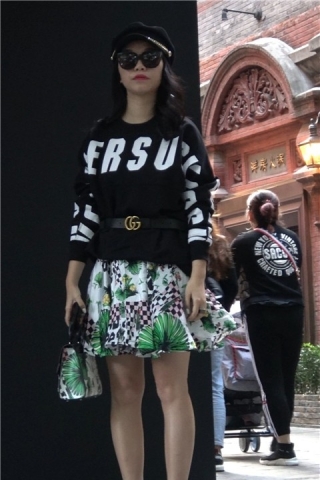 4k - 酷酷的墨镜美女摆拍 [1.41 GB/MP4]（视频版）