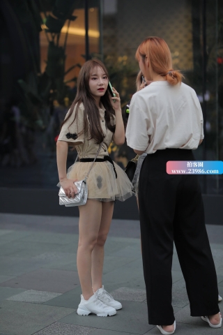 街拍娇小可爱美眉