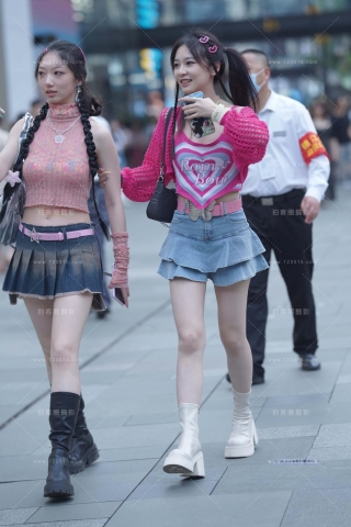 街拍双马尾吧短裙女孩儿