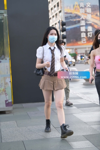 街拍超短裙美腿小姐姐
