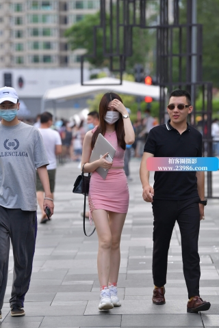 街拍粉色包臀超短裙女孩