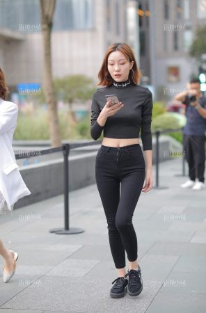 露背装黑衣黑裤妹子