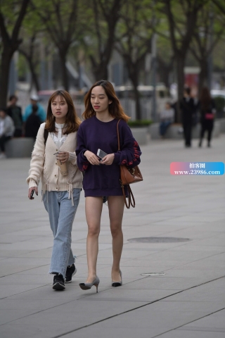 街拍灰色高跟妹子