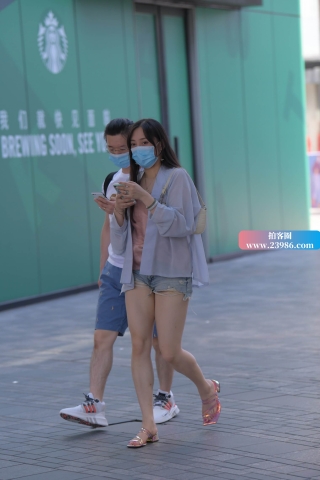 街拍靓丽小清新热牛小姐姐