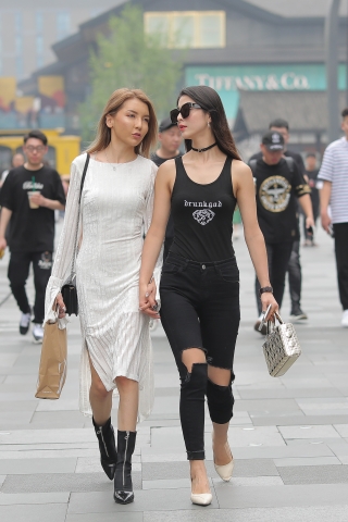 【凯恩赛贴】紧身牛仔勾勒出曲线美