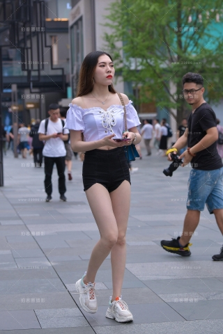 她这双腿真心够长的~