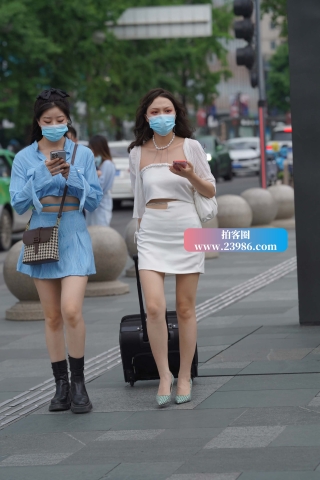 街拍美腿美女姐妹