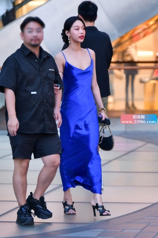 ★婀娜紫色绸缎长裙美女