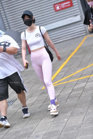 街拍粉色紧身裤美眉