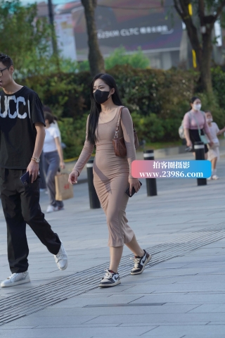 街拍裹TUN裙美眉