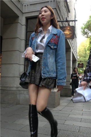 4K-街拍牛仔外套超短裙靓丽街拍美女姐姐 [958 MB]（视频版）