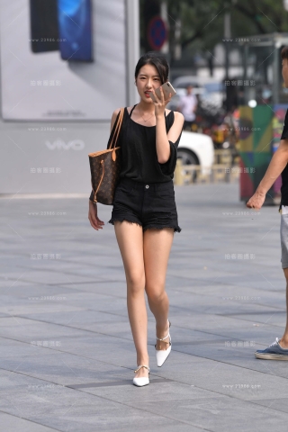 身材苗条的小姐姐