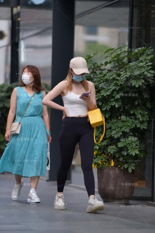 街拍黑色紧身裤美眉