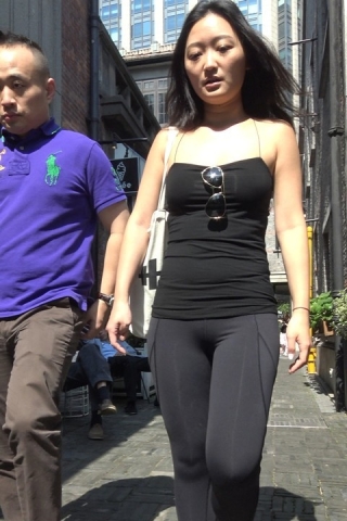 极品黑色紧身运动裤街拍美女 [0.99 GB/MP4]（视频版）