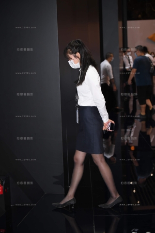 白衬衫通勤装汽车销售小姐姐