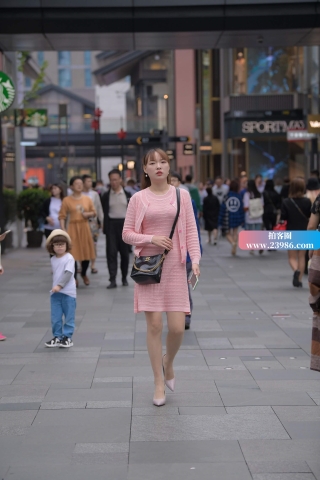 街拍粉色裙套装高跟美姐