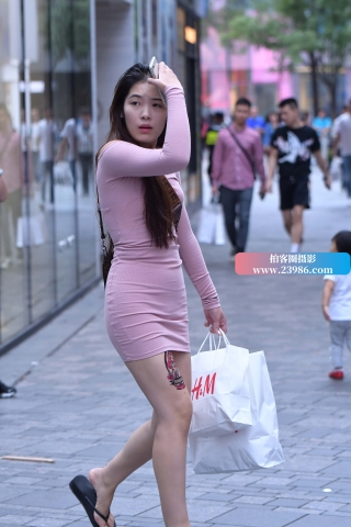 街拍粉色短裙人字拖mm