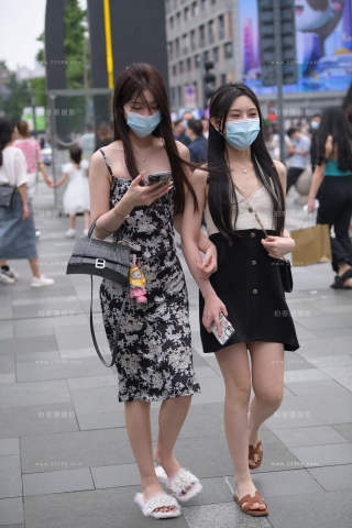 小姐姐的毛毛拖鞋真可爱