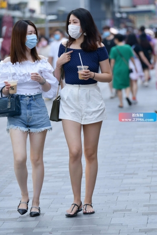 手捧奶茶的美女姐姐