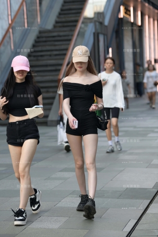 街拍白白净净的热裤女孩儿