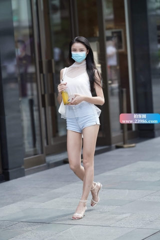 街拍热牛月牙臀美眉