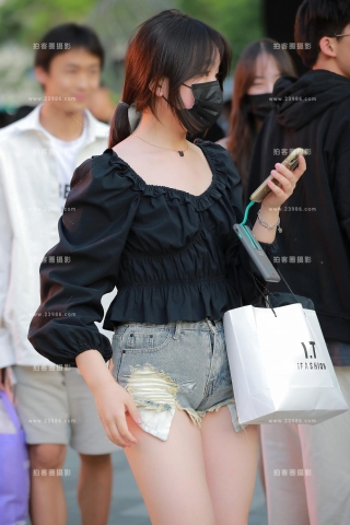 【玻璃街拍】牛仔热裤小妹