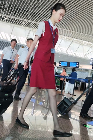 手机4k视频偶遇SC航国际空乘高挑身材大长腿深灰丝（视频版）