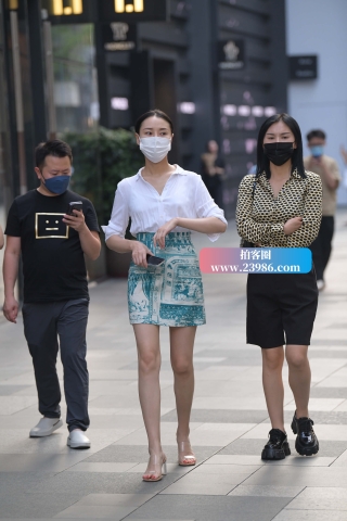 街拍苗条高挑大长腿御姐！