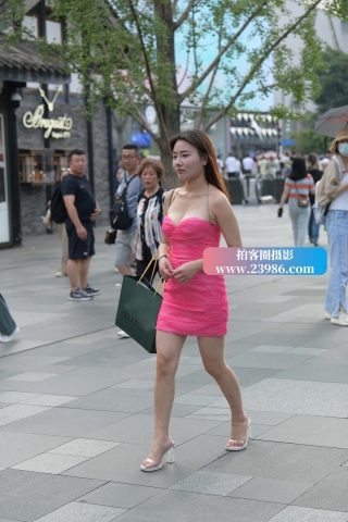 街拍低胸粉色短裙性感美女