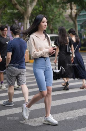 过斑马线的美女