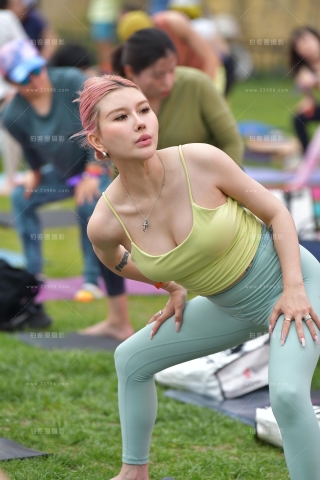 ★漂亮浅绿瑜伽裤美女