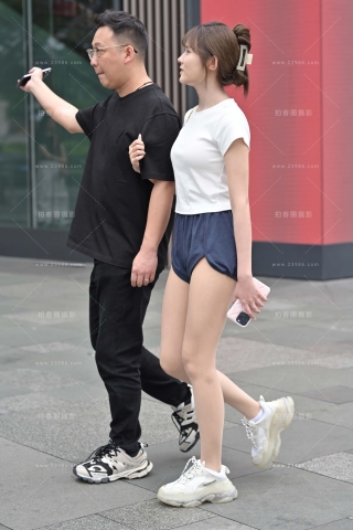 街拍美腿，热裤小女友
