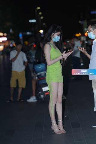 搭讪浅绿色包臀裙小妞