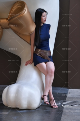 短裙美腿美女拍照打卡