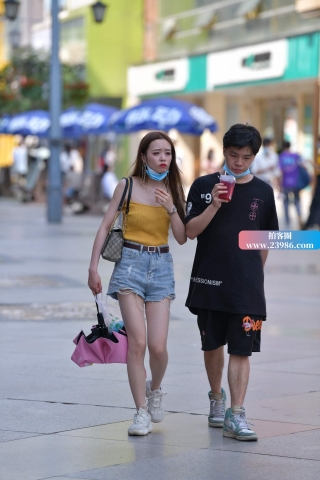 街拍黄色吊带衫热牛女友