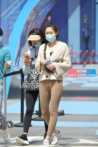 街拍紧身裤小姐姐