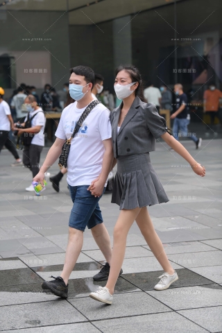 街拍灰色百褶短裙丝腿小妹