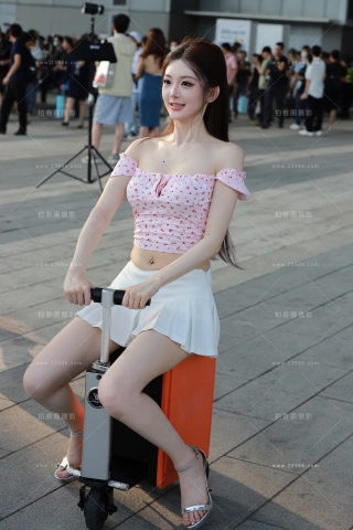 骑着行李箱的网红-粥粥酱