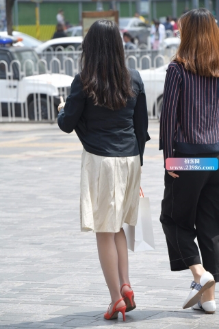 街拍橘色高跟美女