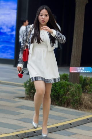 小姐姐一脸惊愕的表情